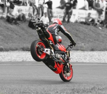 Jízda po předním kole na motorce