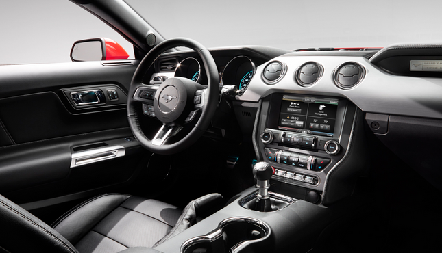 Ford Mustang 2015 interiér