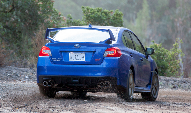 Pohled zezadu na Subaru WRX STI 2015