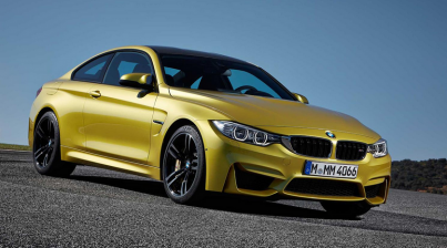 Nové BMW M4 driftuje na letadlové lodi